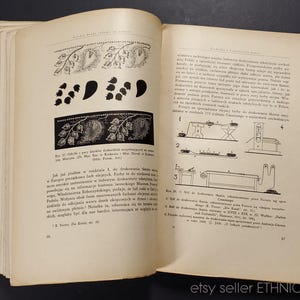 May include: A black and white illustration of a book page with a detailed drawing of a paisley pattern. The page also includes text in Polish about the history of paisley patterns.