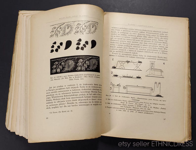 May include: A black and white illustration of a book page with a detailed drawing of a paisley pattern. The page also includes text in Polish about the history of paisley patterns.
