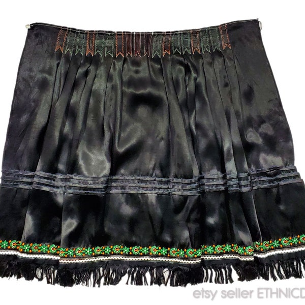 Tablier de costume folklorique slovaque de Zahorie - Région de Senica | vêtements régionaux traditionnels | noir avec broderie florale à la main | vert orange kroj
