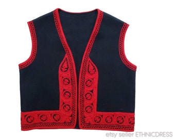Vintage handgemachte ungarische Volkskunst-Weste aus Filz | traditionelles Applikationsmuster, handgefertigtes Design | schwarz-rote Festival-Kostümjacke