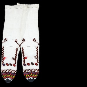 Puede incluir: Calcetines blancos de punto con diseños bordados marrones y rojos. Los calcetines tienen un patrón geométrico colorido en el tobillo.