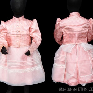 Kleines Mädchen Tracht aus Vradiste, Slowakei | traditionelle ethnische Kleidung rosa Bluse Rock Schürze | handgemachte Kunst slovensky kroj
