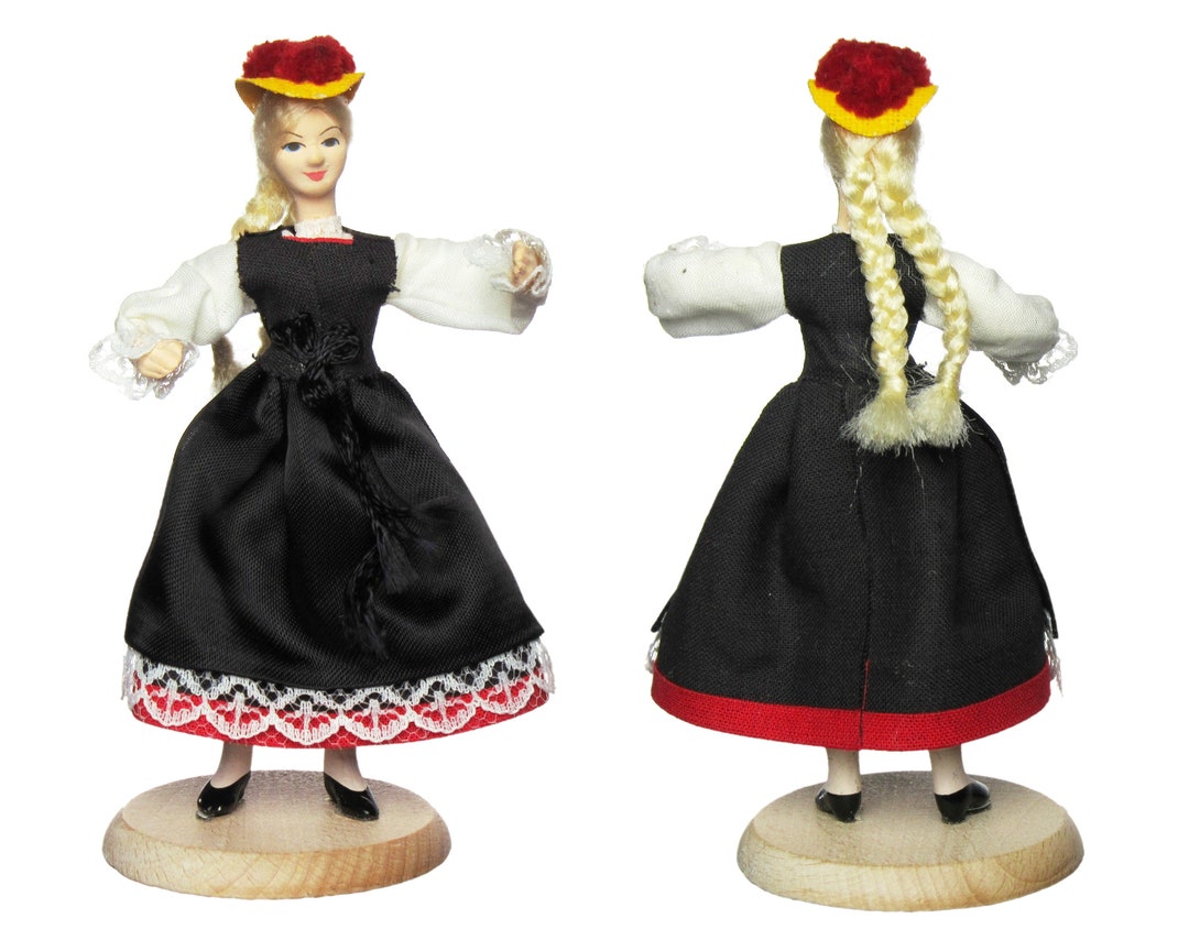 ドイツ、シュヴァルツヴァルトのヨーロッパの民族衣装人形 | 黒い森の