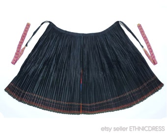 Tablier de costume folklorique Rusyn antique de Sumiac, Slovaquie | Jupe noire plissée traditionnelle Telgart Vernar, robe paysanne faite main, vêtements ethniques