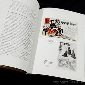 Może przedstawiać: Okładka starej książki z czarno-białą ilustracją kobiety w kimonie. Tekst "PYGMALION" jest wydrukowany czerwonymi i czarnymi literami. Okładka książki pochodzi z francuskiego czasopisma modowego.