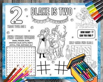 Pode incluir: Um jogo americano de atividades com o tema Frozen para o aniversário de dois anos. O jogo americano apresenta áreas para colorir, uma pesquisa de palavras, um labirinto e o texto "Blake tem dois anos" e "Feliz Aniversário".