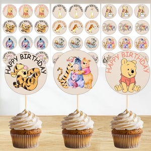 Könnte beinhalten: Cupcakes mit Winnie-the-Pooh-Charakter-Dekorationen. Die Dekorationen zeigen verschiedene Charaktere und die Worte "Happy Birthday" in einem kreisförmigen Design. Die Cupcakes stehen auf einer Holzoberfläche.