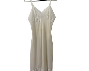 Vestido lencero completo vintage de Sears, color marfil, con ribete de encaje y tirantes ajustables.
