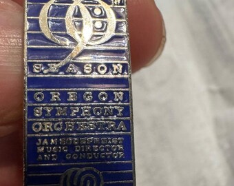 Pin de solapa de James DePreist de la Orquesta Sinfónica de Oregón, temporada número 90 (1896-1986).