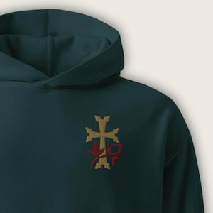 Sudadera con capucha y cruz armenia bordada con granada / Regalo de herencia cultural, cruz Khachkar discreta, fe y cultura, ropa armenia de lujo discreto.