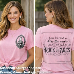 Könnte beinhalten: Ein hellrosa T-Shirt mit einem gerahmten Porträt auf der Vorderseite und Text auf der Rückseite. Auf der Vorderseite ist ein Schwarz-Weiß-Porträt in einem ovalen Rahmen zu sehen. Auf der Rückseite des Shirts steht das Zitat "I have learned to kiss the wave that throws me against the ROCK OF AGES."