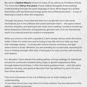 Pode incluir: Texto em fundo branco com a frase "Who Am I?" seguida de uma descri&ccedil;&atilde;o de Selene Moore e seu trabalho como The Moon Oracle. O texto detalha sua experi&ecirc;ncia, abordagem ao tarot e os servi&ccedil;os que ela oferece.