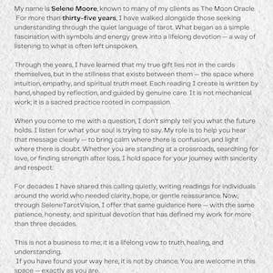 Peut inclure: Texte sur fond blanc : &laquo;&nbsp;Who Am I?&nbsp;&raquo; suivi d'une description de Selene Moore et de son travail en tant que The Moon Oracle. Le texte d&eacute;taille son exp&eacute;rience, son approche du tarot et les services qu'elle propose.