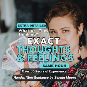 Puede incluir: Imagen de una mujer sosteniendo cartas del tarot con superposición de texto. El texto dice "EXACT THOUGHTS & FEELINGS" y "Handwritten Guidance by Selene Moore." También incluye "EXTRA DETAILED" y "Over 35 Years of Experience."