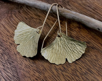 Brincos de folha de ginkgo, brincos de latão martelado, joias botânicas