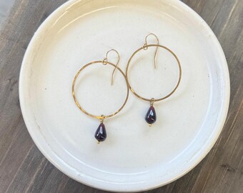Pendientes de latón y granate, bonitos aros de latón con textura martillada, pendientes de gema roja natural, piedra natal de enero