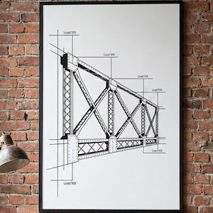 Könnte beinhalten: Ein gerahmter schwarz-weißer architektonischer Bauplan einer Brücke hängt an einer Backsteinmauer. Ein brauner Ledersessel und eine Stehlampe stehen vor der Wand. Der Raum hat ein großes Fenster und einen Holzboden.