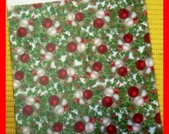 Christmas Tree & Bulbs Print Poly Mailer Bags, 10 x 13 Inch, Suitable For USPS Mailings, Gold, Pk of 15, Self Adhesive, Green Red White
