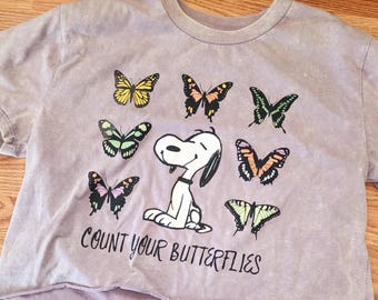 Camiseta corta vintage de Snoopy y Peanuts: Top de mariposa lavanda, XL