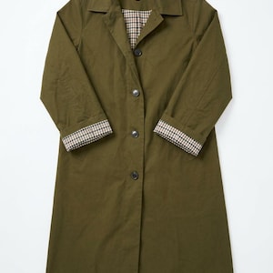 Vintage olivgrön trenchcoat med rutigt foder och manschetter. Loft-märke, knälång, dunjacka med knappar. Ytterkläder: Storlek