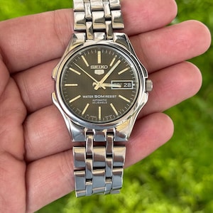 Vintage Seiko 5 Automatic 7S36-00K0 Men's Wrist Watch Waffle Dial 50M Water Resistant Day Date Japan Made
