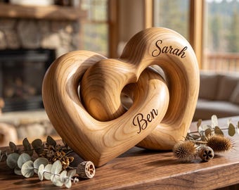 Gepersonaliseerde houten hartsculptuur, in elkaar grijpende harten met namen van het paar, op maat gegraveerd jubileum- of huwelijksgeschenk, romantisch aandenken