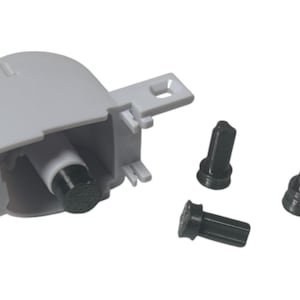 Op de afbeelding: Een lichtgrijs plastic onderdeel met een zwart cilindrisch stuk erin, samen met drie afzonderlijke zwarte cilindrische stukken. De onderdelen lijken componenten van een groter mechanisme te zijn.