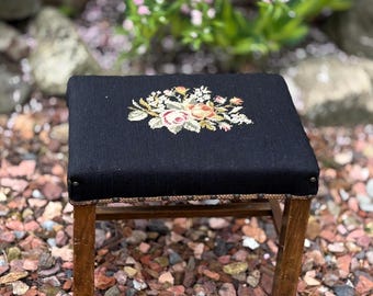 Taburete de estilo campestre francés vintage con bordado de punto de aguja, motivo floral de rosas sobre madera maciza negra, estilo cottagecore, decoración rústica, otomana pequeña.