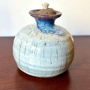Lámpara de aceite vintage de cerámica del estudio Tim Wedel, firmada, de gres, con mecha, color azul y avena, hecha a mano con cerámica.