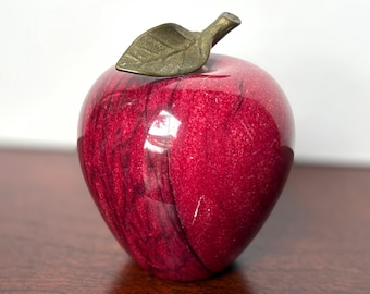 Pisapapeles vintage de mármol rojo con forma de manzana, tallo y hoja de latón / Decoración de escritorio de piedra pesada / Regalo de agradecimiento para profesores / Fruta de alabastro rojo