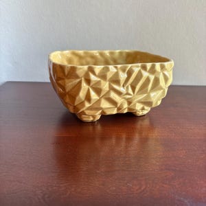Mid Century Modern McCoy Geometrisches Pflanzgefäß Gelbgold, Vintage 1960er Jahre Kubistisches Rock Face Footed Keramik Blumentopf, MCM Sukkulenten Pflanzkasten