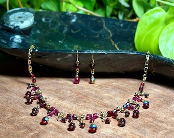 Vintage Avon rode kralenketting en oorbellen set goudkleurige gefacetteerde kristalkralen sprankelende bungelsieraden feestelijk vakantiecadeau voor haar