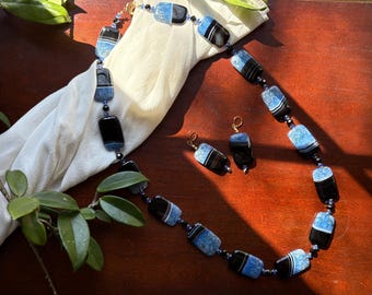 Extra långt 86 cm halsband med blått band och örhängen i agat, grovt rektangulärt, geometriskt, bohemiskt smycke i natursten, djärvt svart, blått