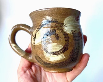 Tazza in ceramica fatta a mano, tazza da caffè in gres rustico, design astratto, tazza in ceramica, stoviglie artigianali fatte a mano, regalo unico per un amico