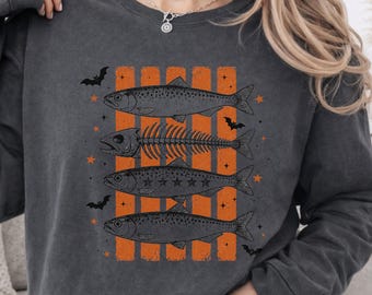 Camiseta de manga larga con estampado de esqueleto de pez espeluznante, top de Halloween costero teñido en prenda.