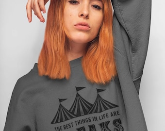 Sudadera con estampado de circo vintage, cuello redondo beige, prenda unisex llamativa.