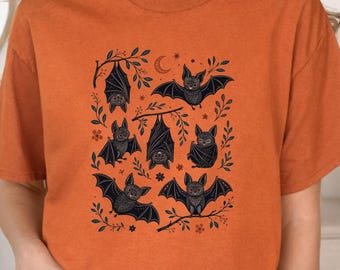 Camiseta con estampado de murciélagos del bosque, color arena, marca Gildan 5000.