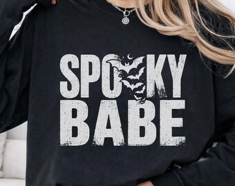Camiseta de Halloween Spooky Babe, manga larga teñida en prenda, top de otoño para combinar con otras prendas.