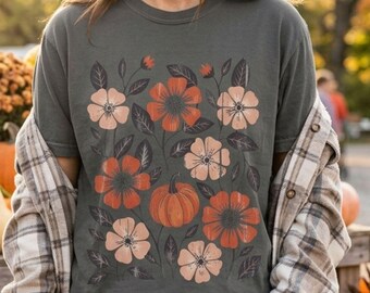 Camiseta de algodón teñida en prenda, estampado floral de calabaza en tonos óxido y rosa, estilo mercado de agricultores otoñal.