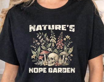 Camiseta con estampado de calavera botánica, algodón negro, estilo indie.