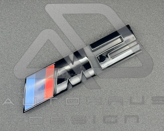 Badge BMW M2 noir brillant sur calandre