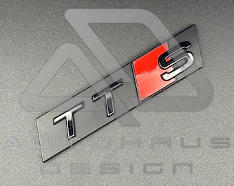 Badge Audi TTS noir brillant sur la calandre en nid d'abeille