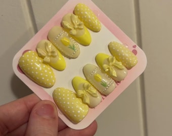 Uñas postizas amarillas hechas a mano para primavera, uñas de verano amarillas con forma de almendra y diseño floral.