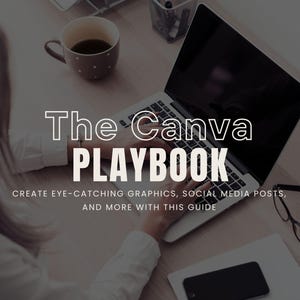 K&ouml;nnte beinhalten: Ein Laptop auf einem Holztisch mit dem Text "The Canva PLAYBOOK" und dem Slogan "ERSTELLEN SIE AUFMERKSAMKEITSERREGENDEN GRAFIKEN, SOCIAL-MEDIA-BEITR&Auml;GE UND MEHR MIT DIESEM RATGEBER." Eine Kaffeetasse, ein Notizbuch und ein Telefon sind ebenfalls zu sehen.