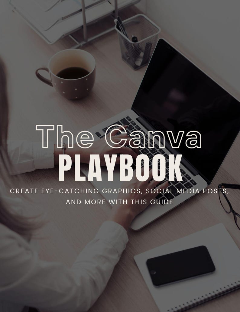 K&ouml;nnte beinhalten: Ein Laptop auf einem Holztisch mit dem Text "The Canva PLAYBOOK" und dem Slogan "ERSTELLEN SIE AUFMERKSAMKEITSERREGENDEN GRAFIKEN, SOCIAL-MEDIA-BEITR&Auml;GE UND MEHR MIT DIESEM RATGEBER." Eine Kaffeetasse, ein Notizbuch und ein Telefon sind ebenfalls zu sehen.