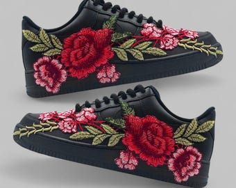 Anpassad Air Force 1 'Röd rosbroderi'