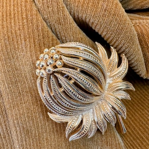 Trifari flower brooch - Etsy 日本