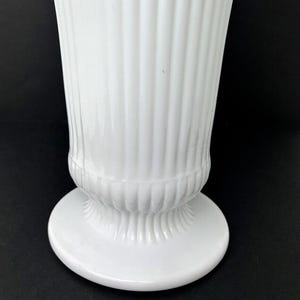 vintage vase de fleurs nervuré sur piédestal en verre blanc lait Brody EO, chalet de campagne