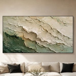 Puede incluir: Una gran pieza de arte mural rectangular con una textura de empaste pesado en tonos verde salvia, crema y beige. La pintura muestra crestas horizontales onduladas y superpuestas de pintura espesa que crean profundidad y movimiento.