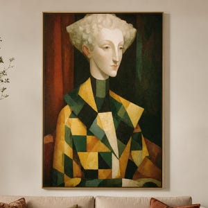 Op de afbeelding: Een groot rechthoekig ingelijst kunstwerk aan de muur met een portret van een persoon met kort wit haar, gekleed in een jas met hoge kraag en een geometrisch patroon in tinten geel, groen en zwart tegen een donkerrode en groene achtergrond.